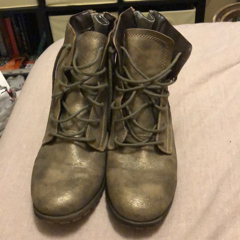 Great metallic finished boots!